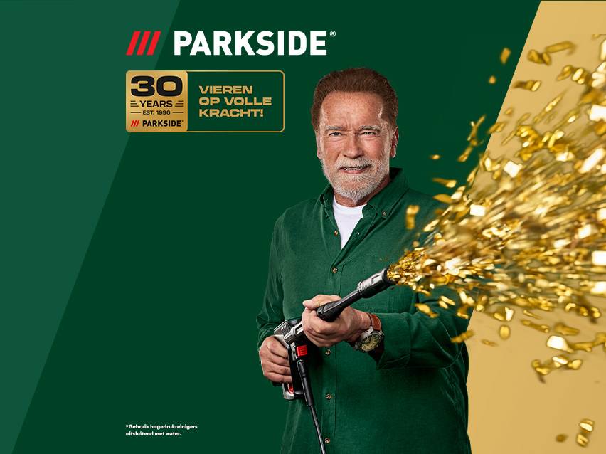 Arnold Schwarzenegger viert 30 jaar met een hogedrukreiniger die confetti spuit.