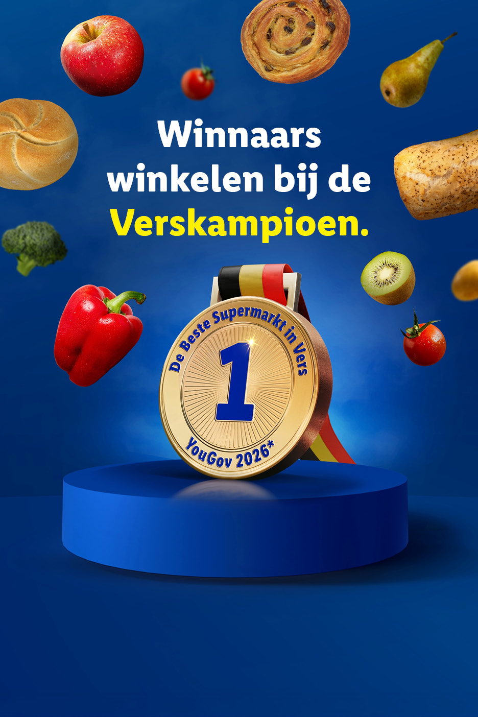 Gouden medaille op een podium omringd door zwevende verse groenten, fruit en broodjes.